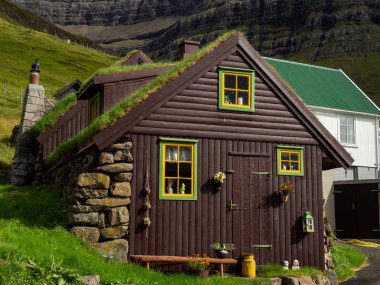 Faroe Adaları, Kunoy. Köydeki çim çatılı evlerden biri..