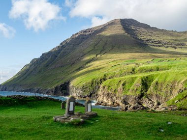 Faroe Adaları, Vidoy, Vidaredii, kilisenin yanındaki eski mezarlık. Denize ve dağlara bak..