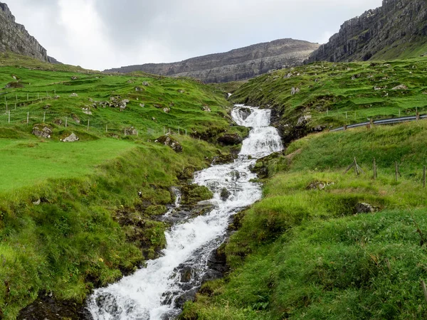 Isole Faroe Terra Delle Cascate Che Tagliano Campi Verdi Cadono — Foto Stock