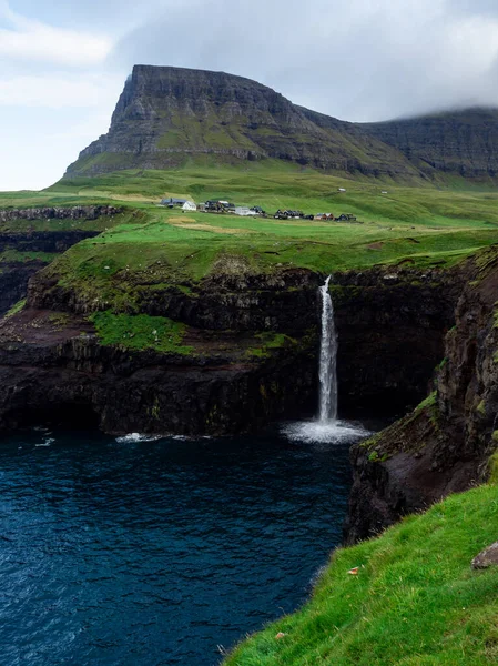 Isole Faroe Famosa Cascata Mulafossur Sue Acque Cadono Nell Oceano — Foto Stock