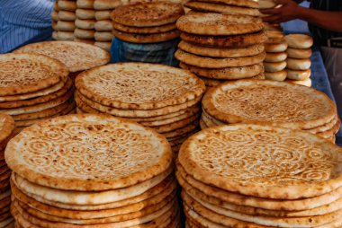 Geleneksel Uygur düz ekmeği Çin 'in Kashgar kentindeki bir market tezgahında..
