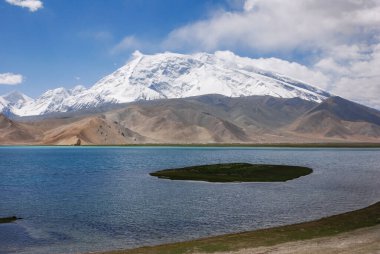 Altay ilindeki Kala Kule Gölü, Xinjiang, Çin.