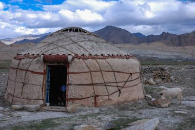 Karakorum otoyolunun yanındaki geleneksel yurt. Altay Bölgesi, Xinjiang, Çin.