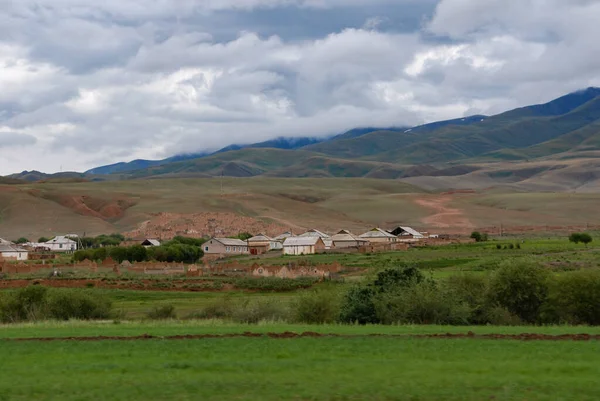 Petit Village Sur Steppe Kirghize Dans Des Montagnes Lointaines Couvertes — Photo