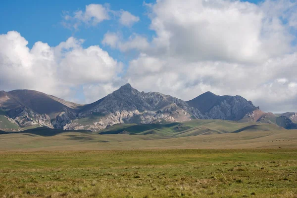 Estepes Quirguistão Perto Lago Songkol Montanhas Fundo Distante Quirguizistão — Fotografia de Stock