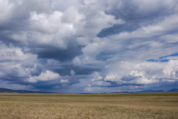 Hatalmas Kirgiz Sztyeppe Közel Songkol Tóhoz Drámai Égbolt Hatalmas Felhőkkel — Stock Fotó