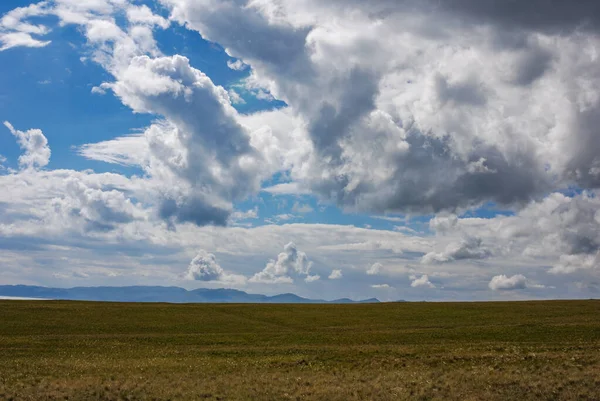 Hatalmas Kirgiz Sztyeppe Közel Songkol Tóhoz Drámai Égbolt Hatalmas Felhőkkel — Stock Fotó