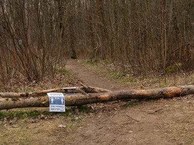 Kabacki Ormanı 'ndaki patikada koronavirüs salgınına karşı mesafeyi korumakla ilgili bilgiler var. Metnin çevirisi: Coronavirus 2 metre, mesafeyi koru, diğerlerini de bunu yapmaya teşvik et.