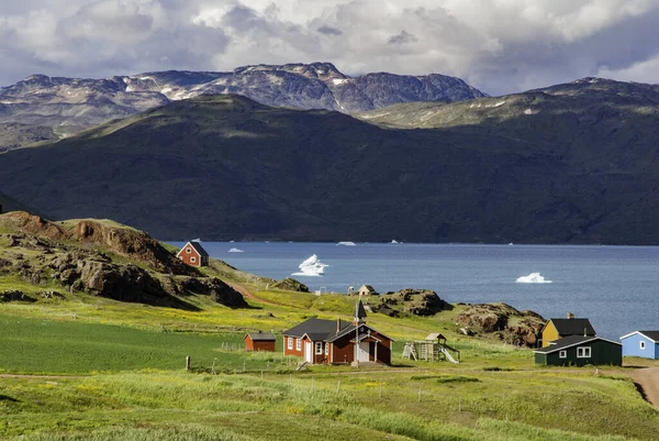 从山上俯瞰Narsarsuaq和Fjord 格陵兰的夏天在背山和蓝天与一些云彩 — 图库照片