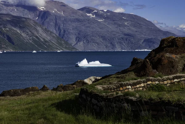 Айсберги Плавають Фіордах Гренландії Нарсарсуак Передньому Плані Рештки Села Лука — стокове фото