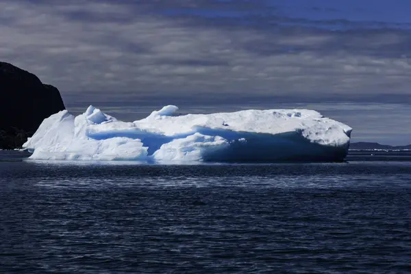 Iceberg Fjord Gronelândia Iceberg Flutuar Água Fiorde Céu Azul — Fotografia de Stock