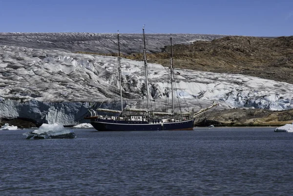 Topnienie Lodowców Arktycznych Fiord Grenlandii Żaglówka Przed Lodowcem — Zdjęcie stockowe
