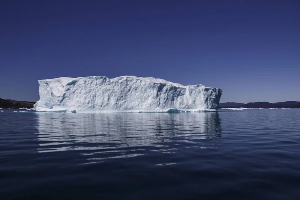 格陵兰峡湾的冰山 冰山漂浮在峡湾的水面上 — 图库照片