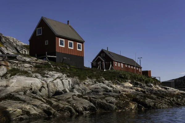 Πολύχρωμα Σπίτια Της Ψαρόπολης Στη Γροιλανδία Βουνά Στο Παρασκήνιο — Φωτογραφία Αρχείου