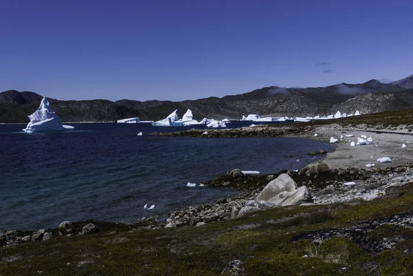 Icebergs Flotantes Bahía Las Montañas Distantes Son Visibles Cielo Azul —  Fotos de Stock