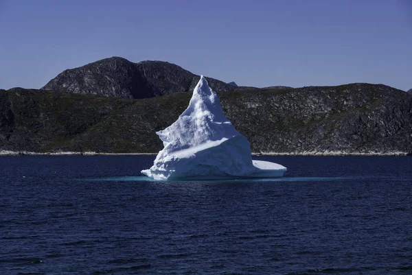 Iceberg Fjord Gronelândia Iceberg Flutuar Água Fiorde Céu Azul — Fotografia de Stock