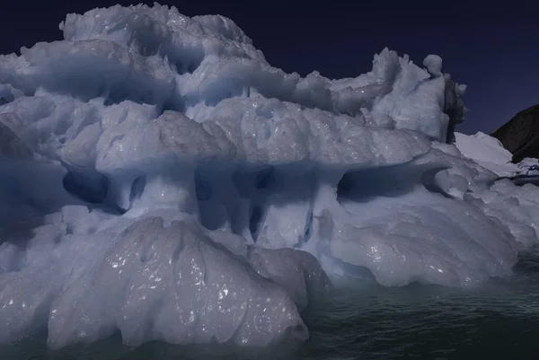 Iceberg Fiordo Groenlandia Iceberg Flotando Agua Del Fiordo Cielo Azul — Foto de Stock