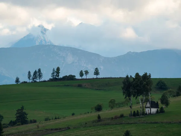 Gyönyörű Nyári Panoráma Spisz Hegység Felett Havas Tátrai Hegyek Reggel — Stock Fotó