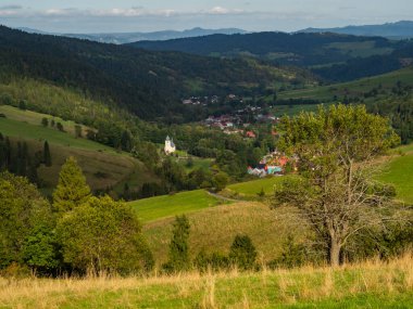 Tatra Dağları ve köyleri manzaralı Spisz, Polonya ve Slovakya 'da yaz mevsimi.