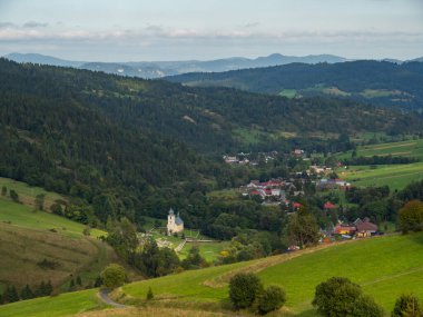 Tatra Dağları ve köyleri manzaralı Spisz, Polonya ve Slovakya 'da yaz mevsimi.