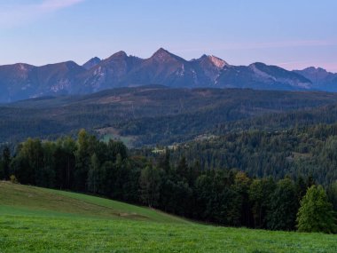 Gündoğumunda Lapszanka geçidinden Tatra Dağları 'na bakın. Polonya