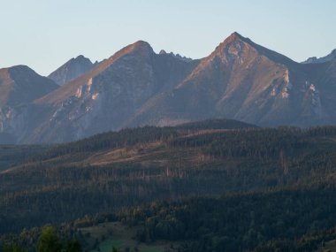 Gündoğumunda Lapszanka geçidinden Tatra Dağları 'na bakın. Polonya