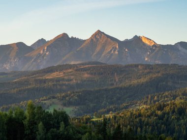 Gündoğumunda Lapszanka geçidinden Tatra Dağları 'na bakın. Polonya