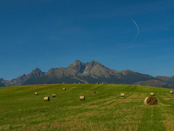 Gyönyörű Nyári Panoráma Szepesi Hegység Felett Szénakazalokkal Tátrába Lengyelországba — Stock Fotó