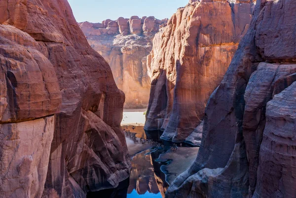 Agujero Guelta Archei Cerca Del Oasis Camellos Dringing Woater Meseta — Foto de Stock