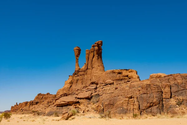 Sahra Çölü 'nde kum taşı zirveleri, mavi gökyüzü, Çad, Afrika