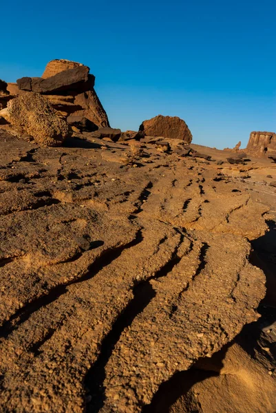 アフリカ チャドのエンネディ砂漠にあるキノコの形をした砂岩の塔 — ストック写真