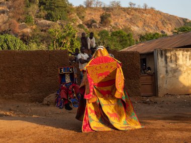 Dassa, Benin - 31 / 12 / 2019 - Törensel maske dansı, Egungun, voodoo, Afrika