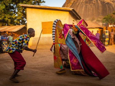 Dassa, Benin - 31 / 12 / 2019 - Törensel maske dansı, Egungun, voodoo, Afrika