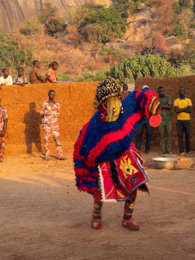 Dassa, Benin - 31 / 12 / 2019 - Törensel maske dansı, Egungun, voodoo, Afrika