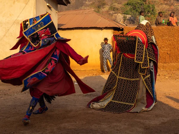 Dassa, Benin - 31 / 12 / 2019 - Törensel maske dansı, Egungun, voodoo, Afrika