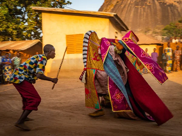 Dassa, Benin - 31 / 12 / 2019 - Törensel maske dansı, Egungun, voodoo, Afrika