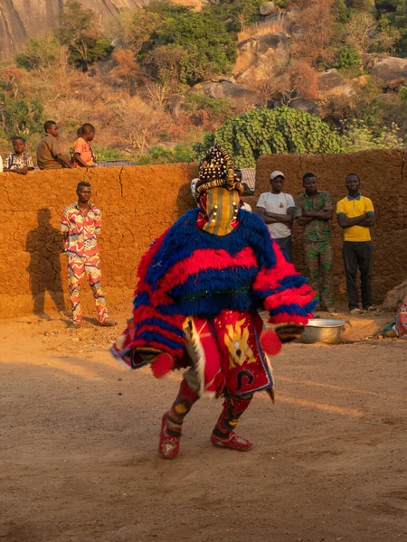 Dassa, Benin - 31 / 12 / 2019 - Törensel maske dansı, Egungun, voodoo, Afrika