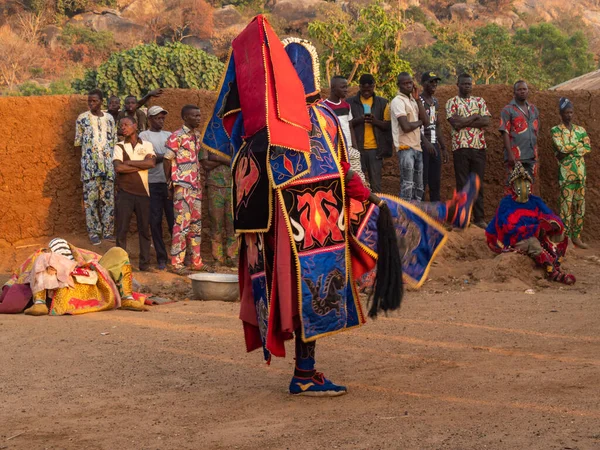 Dassa, Benin - 31 / 12 / 2019 - Törensel maske dansı, Egungun, voodoo, Afrika