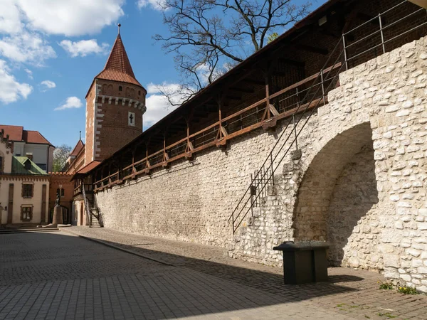 Krakow / Polonya - 22 / 04 / 2020. Eski kasaba ortaçağ duvarları ve Pijarska sokağı. Genellikle açık hava sanat piyasası olan hareketli köşeler, şimdi koronavirüs salgını nedeniyle boş..