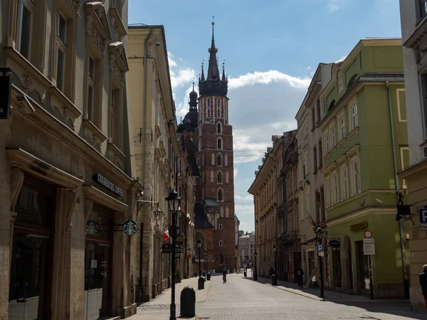 Cracow Poland 2020 克拉科夫的弗洛里扬斯卡街几乎是空荡荡的 当时正是考维德 19流感大流行的时候 在Mariacki教堂的街道塔的尽头 — 图库照片