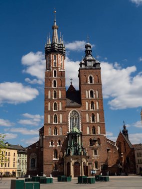 Krakow / Polonya - 22 / 04 / 2020. Coronavirus covid-19 salgını sırasında Krakow 'daki neredeyse boş ana meydan. Mariacki Kilisesi 'ne bak.