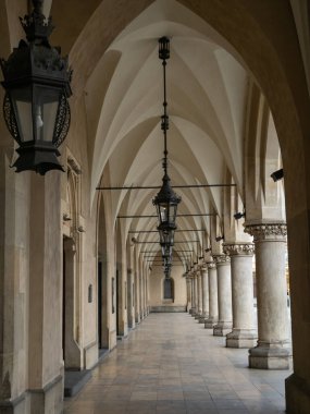 Krakow / Polonya - 22 / 04 / 2020. Krakow 'un ana pazar meydanındaki boş Sukiennice oyun salonlarında covid-19 Coronavirus pandemisi sırasında.