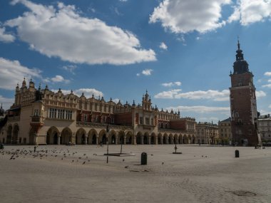 Krakow / Polonya - 22 / 04 / 2020. Coronavirus covid-19 salgını sırasında Krakow 'daki neredeyse boş ana meydan. Belediyenin ve Sukiennice 'in manzarası.