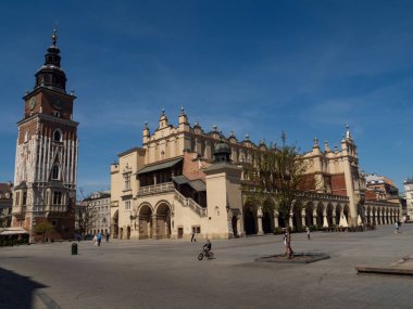Krakow / Polonya - 23 / 04 / 2020. Coronavirus covid-19 salgını sırasında Krakow 'daki neredeyse boş ana meydan. Belediyenin ve Sukiennice 'in manzarası.