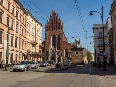 Krakow / Polonya - 23 / 04 / 2020. Coronavirus covid-19 salgını sırasında Krakow 'daki Dominikanska Caddesi neredeyse bomboş..