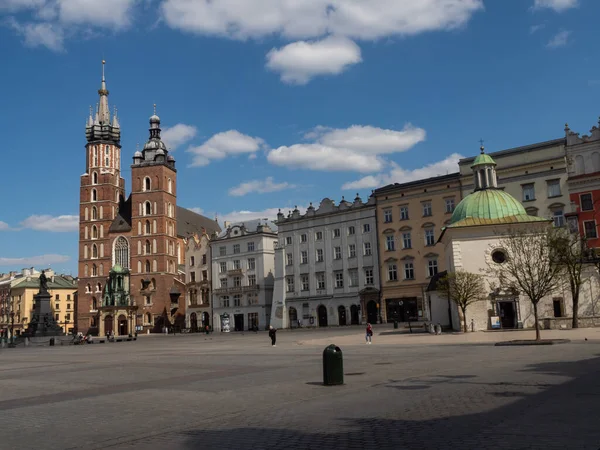 Cracow ポーランド 2020年4月22日 コロナウイルスの流行の間 クラクフのほぼ空のメイン広場 マリアッキ教会の眺め — ストック写真