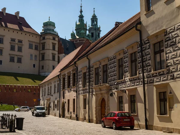 Krakow / Polonya - 23 / 04 / 2020. Coronavirus covid-19 salgını sırasında Krakow 'da neredeyse boş bir ortaçağ Kanonicza caddesi. Wawel Kalesi 'ne bak.