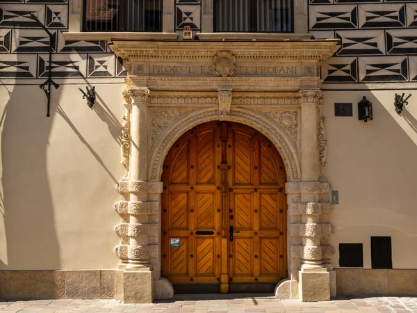Krakow / Polonya - 23 / 04 / 2020. Coronavirus covid-19 salgını sırasında Krakow 'da neredeyse boş bir ortaçağ Kanonicza caddesi. Güzel ortaçağ dekoratif kapısı.