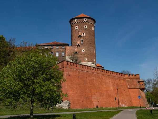 Wawel Kalesi 'nin Sandomierska Kulesi, eski kraliyet konutu. Polonya, Cracow 'daki ünlü turistik cazibe merkezi. Kule yaklaşık 1460 yılında inşa edildi..