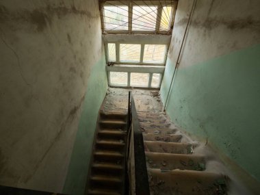 Harabelerde, inşaatlarda ve mimaride terk edilmiş bir ev. Çernobil Yasak Bölge. Ukrayna